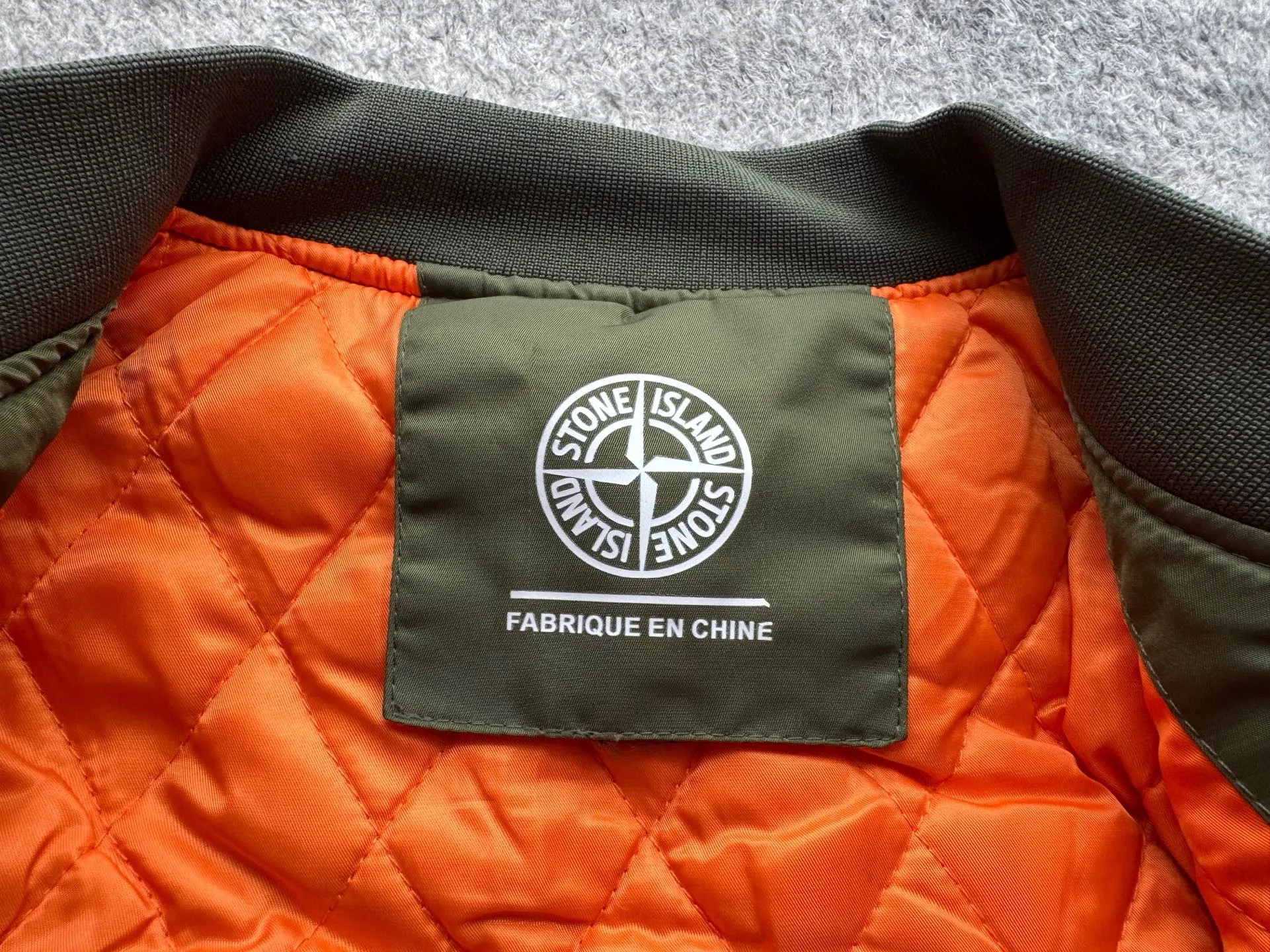 P360 Stone lsland Stone Island Medal Aviator Cotton Jacket The outer fabric is made of MA-1 flight nylon, which is a material specially used in flight and aviation. Flying nylon is a fabric specially used in flight and aviation. It is rarely used in ordinary clothing. The density of flying nylon is very high, so it is windproof and waterproof. When rain falls on the surface of the clothes, it will not penetrate immediately, but will form a small water droplet and slide off. This performance is a requirement for the development of modern jet technology. Because it is assumed that the pilot got caught in the rain before getting on the plane, he entered the cabin covered in rainwater. When flying at high altitude and at high speed, in a cabin without an environmental control system, water droplets will freeze on the pilot's body 2. Knitted baseball collar MA-1 uses a knitted collar. The collar is made of wool and can be snug around the neck and very warm. 3. Metal zippers We have very strict requirements on zippers, including smoothness and size. There was no zipper on the market that met the requirements, so we asked a zipper factory to customize a strong and durable metal zipper.  4. Double-threaded knitted cuffs The cuffs are made of double-threaded knitted fabric, narrow at the front and wide at the back. The narrow part can be tightened around the wrist to prevent wind from entering. The wide part has enough space when wearing multiple pieces under winter Color: Black Dark Army Green Size: M L.